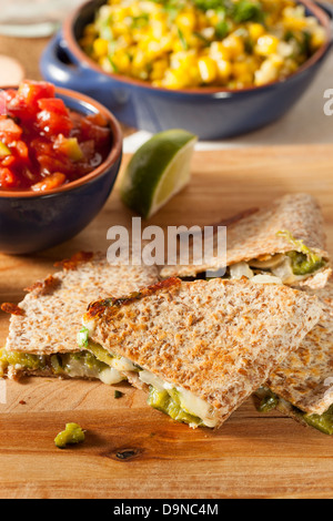 Hausgemachte Käse-Quesadilla mit Zwiebeln und Paprika pablano Stockfoto