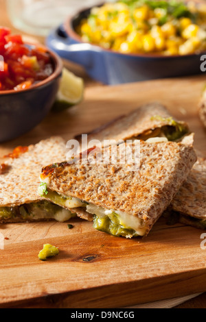 Hausgemachte Käse-Quesadilla mit Zwiebeln und Paprika pablano Stockfoto