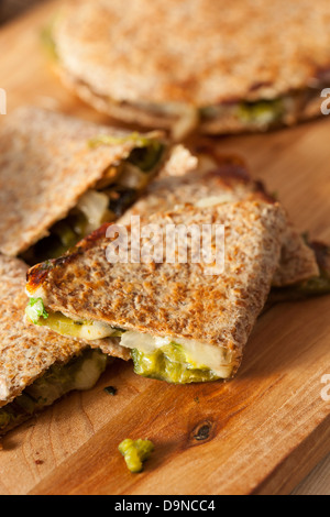 Hausgemachte Käse-Quesadilla mit Zwiebeln und Paprika pablano Stockfoto