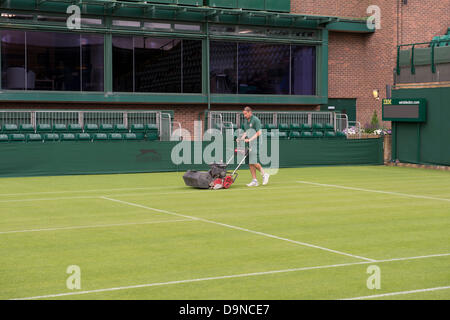 London, UK. 23. Juni 2013. Wimbledon Tennis Championships 2013 statt in The All England Lawn Tennis and Croquet Club, London, England, UK. Allgemeine Ansicht (GV). Ein Garten-Mann mäht den Rasen des Hofes Nr. 18 in Vorbereitung für den Start der Meisterschaften Morgen. Bildnachweis: Duncan Grove/Alamy Live-Nachrichten Stockfoto