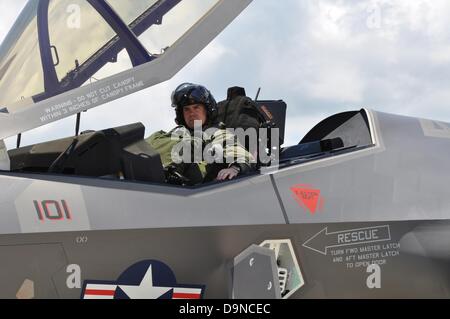 US Marine F - 35C Lightning II Kämpfer Flugzeuge Kursleiter landet pilot Lt. CMdR Christopher Tabert nach einem zweistündigen Flug von Fr. Worth Texas 22. Juni 2013 auf der Eglin Air Force Base in Florida. Das Flugzeug ist das erste F - 35C Lightning II Flugzeugträger in der Lage, Flugzeug geliefert an die Marine für aktiven Dienst. Stockfoto