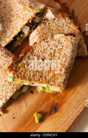 Hausgemachte Käse-Quesadilla mit Zwiebeln und Paprika pablano Stockfoto