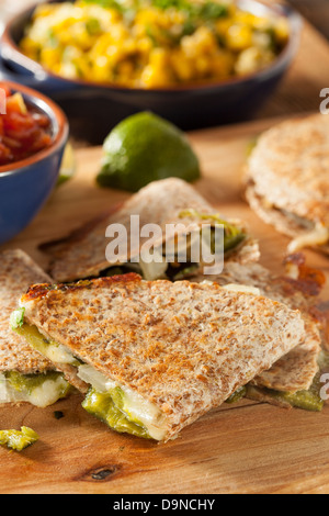 Hausgemachte Käse-Quesadilla mit Zwiebeln und Paprika pablano Stockfoto