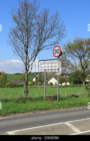 30 km/h befahrenen Straße Zeichen an Torthorwald Dorf, Dumfries und Galloway, Schottland, Großbritannien Stockfoto