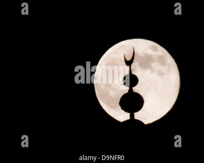 Jersualem, Israel. 23. Juni 2013. Der Halbmond an der oberen Kante der Turm Davids ist in der Leuchtkraft eines Super-Mond oder Vollmond Perigäum, Silhouette, während es langsam ans Licht am Nachthimmel Jerusalem steigt.   Der Mond ist nun an seiner engsten Stelle auf die Erde auf ihrer elliptischen Umlaufbahn sowie fast 100 % voll damit etwa 10 % größer und 20 % heller als gewöhnlich erscheinen. Bildnachweis: Nir Alon/Alamy Live-Nachrichten Stockfoto