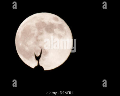 Jersualem, Israel. 23. Juni 2013. Der Halbmond an der oberen Kante der Turm Davids ist in der Leuchtkraft eines Super-Mond oder Vollmond Perigäum, Silhouette, während es langsam ans Licht am Nachthimmel Jerusalem steigt.   Der Mond ist nun an seiner engsten Stelle auf die Erde auf ihrer elliptischen Umlaufbahn sowie fast 100 % voll damit etwa 10 % größer und 20 % heller als gewöhnlich erscheinen. Bildnachweis: Nir Alon/Alamy Live-Nachrichten Stockfoto