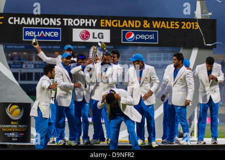 Edgbaston, UK. 23. Juni 2013. Indien feiert mit der Trophäe nach dem Gewinn der ICC Champions Trophy-Finale internationalen Cricket-Match zwischen England und Indien auf Edgbaston Cricket Ground am 23. Juni 2013 in Birmingham, England. (Foto von Mitchell Gunn/ESPA/Alamy Live-Nachrichten) Stockfoto