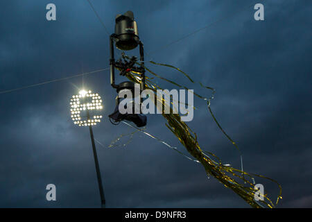 Edgbaston, UK. 23. Juni 2013. Spidercam wird Streamer bei der Siegerehrung für die ICC Champions Trophy-Finale internationalen Cricket-Match zwischen England und Indien auf Edgbaston Cricket Ground am 23. Juni 2013 in Birmingham, England bedeckt. (Foto von Mitchell Gunn/ESPA/Alamy Live-Nachrichten) Stockfoto