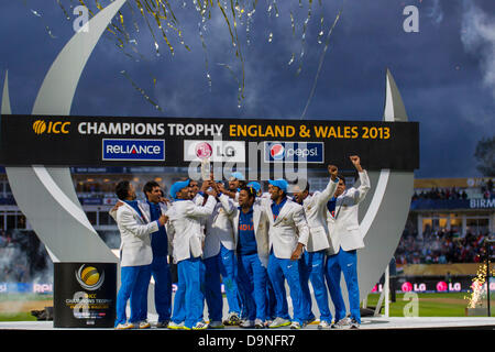 Edgbaston, UK. 23. Juni 2013. Indien feiert mit der Trophäe nach dem Gewinn der ICC Champions Trophy-Finale internationalen Cricket-Match zwischen England und Indien auf Edgbaston Cricket Ground am 23. Juni 2013 in Birmingham, England. (Foto von Mitchell Gunn/ESPA/Alamy Live-Nachrichten) Stockfoto