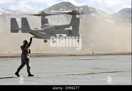 Ein US Marine Corps MV-22 Osprey Flugzeug landet bei U.S. Marine Corps Mountain Warfare Training Center 21. März 2013 in Bridgeport, CA. Stockfoto