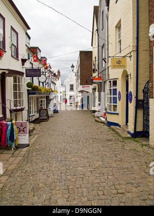 Kopfsteinpflaster und Geschäfte in Lymington New forest District Hampshire UK Stockfoto