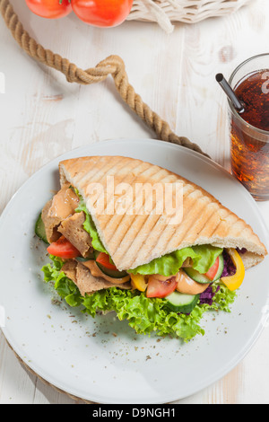 Döner in gegrillte Pita Brot Nahaufnahme von oben Stockfoto