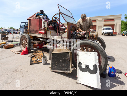 SAMARA, Russland - Juni 16: Rallye Retro-Autos "Peking-Paris 2013", 16. Juni 2013 in Samara, Russland. Tag der Ruhe und Reparaturen in Stockfoto