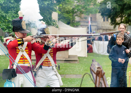 Reenactment der Szene von englischer Bürgerkrieg, Soldaten feuern ihre Waffen, Peterborough Heritage Festival 22. Juni 2013, England Stockfoto