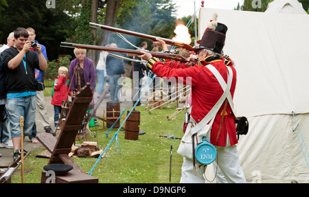 Reenactment der Szene von englischer Bürgerkrieg, Soldaten feuern ihre Waffen, Peterborough Heritage Festival 22. Juni 2013, England Stockfoto