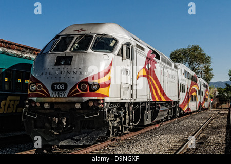 Rail Runner MP36PH - 3C, Santa Fe-Zug-Depot, die Gleiszone, Santa Fe, New Mexico Stockfoto