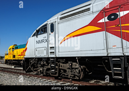 Santa Fe Southern Ex-ATSF GP7 und Rail Runner MP36PH - 3C, Santa Fe-Zug-Depot, die Gleiszone, Santa Fe, New Mexico Stockfoto