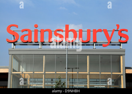 Sainsbury's Logo, Superstore, Kings Lynn, Norfolk, England, UK Supermärkte Sainsburys Supermarkt Stockfoto