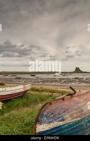 Schöne stimmungsvolle Seestück Blick auf Lindisfarne, auch bekannt als heilige Insel vor der nordöstlichen Küste von Northumberland Stockfoto