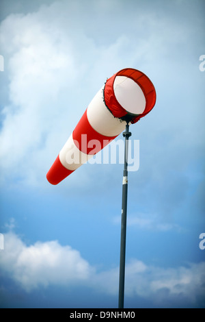 Einer roten Wetterfahne gegen blau bewölktem Himmel Stockfoto