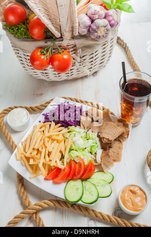 Erhöhte Ansicht von Kebab basierte Mahlzeit Stockfoto