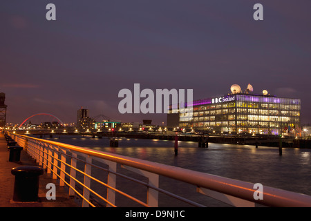 Glasgow Fluss Clyde Gehweg ins Zentrum der Stadt, im Hintergrund ist die BBC Scotland Studio, STV Studios und zusammengekniffenen Brücke. Stockfoto