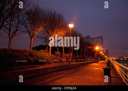 Glasgow Fluss Clyde Gehweg ins Zentrum der Stadt, im Hintergrund ist die Finneston Crane und zusammengekniffenen Brücke. Stockfoto
