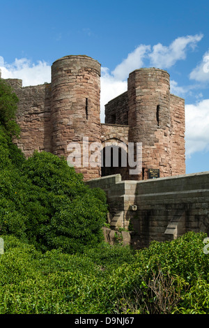 Ansicht von Bamburgh Castle und Kriegerdenkmal, Northumberland, England Stockfoto