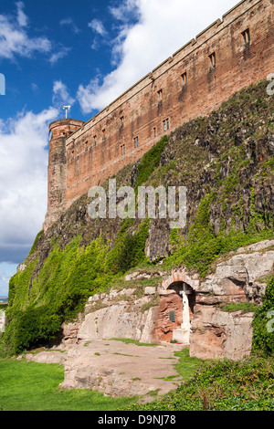 Ansicht von Bamburgh Castle und Kriegerdenkmal, Northumberland, England Stockfoto