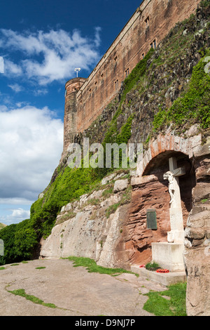 Ansicht von Bamburgh Castle und Krieg-Denkmal-Northumberland-England Stockfoto