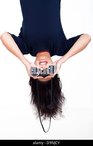 Foto junge Frau mit Fernglas auf den Kopf Stockfoto