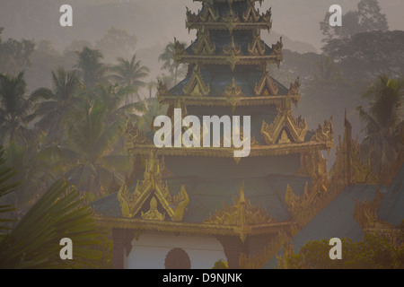 Einen äußeren Turm der Shwedagon, Burmas heiliger Tempel im Herzen von Rangun aus dem Morgennebel steigt. Stockfoto