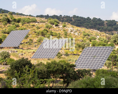 Ein Solarkraftwerk auf Lesbos, Griechenland bestehend aus einer Anzahl von tracking-Photovoltaik-Panels. Stockfoto