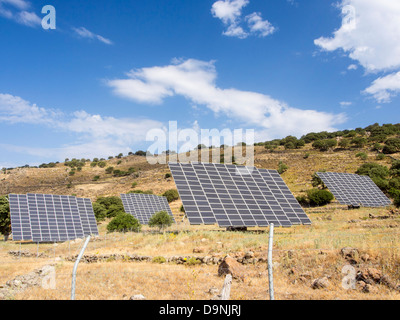 Ein Solarkraftwerk auf Lesbos, Griechenland bestehend aus einer Anzahl von tracking-Photovoltaik-Panels. Stockfoto