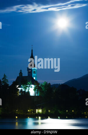 Lake Bled, Slowenien. 23. Juni 2013. Supermoon sichtbar über den Kirchturm der schönen Insel Kirche der Himmelfahrt der Maria, Lake Bled, Slowenien. Aufgenommen am Abend des Sonntag, 23. Juni 2013, wenn der Mond voll war. Bildnachweis: Ian Middleton/Alamy Live-Nachrichten Stockfoto