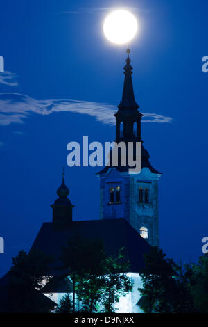 Lake Bled, Slowenien. 23. Juni 2013. Supermoon sichtbar über den Kirchturm der schönen Insel Kirche der Himmelfahrt der Maria, Lake Bled, Slowenien. Aufgenommen am Abend des Sonntag, 23. Juni 2013, wenn der Mond voll war. Bildnachweis: Ian Middleton/Alamy Live-Nachrichten Stockfoto