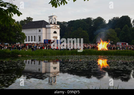 23. Juni 2013 - Hørsholm Kirche, nördlich von Kopenhagen, Dänemark. St. John es Eve, die Johannisnacht oder Sankthansaften in Dänemark wird bei Sonnenuntergang von Beleuchtung Lagerfeuer gefeiert. Eine gefüllte Lappen Hexe wird über das Feuer platziert, bevor es beleuchtet wird. Dann ist es Zeit für das traditionelle Rede und Johanni-Lied.  Die Lagerfeuer-Anordnung sind einschließlich einer kulturellen Rede von einer bekannten Person und der traditionelle Mittsommer Lieder singen von den meisten Kommunen im ganzen Land statt. Aber lokale Lagerfeuer und feiern Partys fast überall angeordnet sind. Lesen Sie die Beschreibung für die Geschichte. Stockfoto