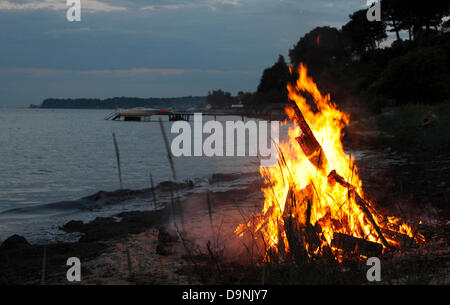 23. Juni 2013 – Skodsborg, nördlich von Kopenhagen, Dänemark. St. John es Eve, die Johannisnacht oder Sankthansaften in Dänemark wird von brennenden Lagerfeuer bei Sonnenuntergang gefeiert. Stroh und Rag Hexe wird auf das Feuer gelegt, bevor es leuchtet. Dann ist es Zeit für das traditionelle Rede und Johanni-Lied.  Das Lagerfeuer Anordnung einschließlich eine kulturellen Rede von einer bekannten Person und das Singen des Liedes traditionelle Mittsommer werden von den meisten Kommunen im ganzen Land statt. Aber lokale Freudenfeuer und Parteien sind fast überall, vor allem entlang der Küste angeordnet Stockfoto