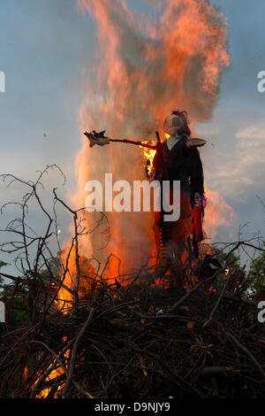 Hørsholm, nördlich von Kopenhagen, Dänemark. 23. Juni 2013. St. John es Eve, die Johannisnacht oder Sankthansaften in Dänemark wird bei Sonnenuntergang von Beleuchtung Lagerfeuer gefeiert. Stroh und Rag Hexe wird auf das Feuer gelegt, bevor es leuchtet. Dann ist es Zeit für das traditionelle Rede und Johanni-Lied.  Das Lagerfeuer Anordnung einschließlich eine kulturellen Rede von einer bekannten Person und das Singen des Liedes traditionelle Mittsommer werden von den meisten Kommunen im ganzen Land statt. Aber lokale Lagerfeuer und feiern Partys fast überall angeordnet sind. Bildnachweis: Niels Quist/Alamy Live-Nachrichten Stockfoto