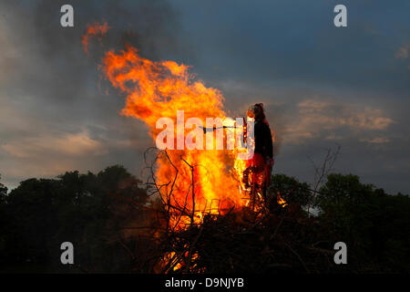 Hørsholm, nördlich von Kopenhagen, Dänemark. 23. Juni 2013. St. John es Eve, die Johannisnacht oder Sankthansaften in Dänemark wird bei Sonnenuntergang von Beleuchtung Lagerfeuer gefeiert. Stroh und Rag Hexe wird auf das Feuer gelegt, bevor es leuchtet. Dann ist es Zeit für das traditionelle Rede und Johanni-Lied.  Das Lagerfeuer Anordnung einschließlich eine kulturellen Rede von einer bekannten Person und das Singen des Liedes traditionelle Mittsommer werden von den meisten Kommunen im ganzen Land statt. Aber lokale Lagerfeuer und feiern Partys fast überall angeordnet sind. Bildnachweis: Niels Quist/Alamy Live-Nachrichten Stockfoto