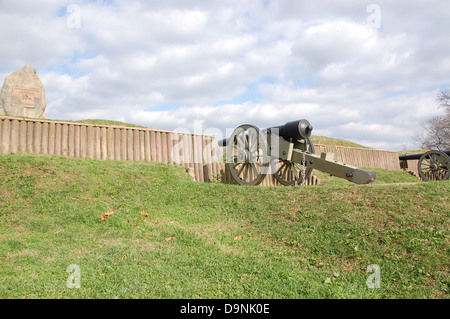 Fort Stevens, Teil der Verteidigung im Amerikanischen Bürgerkrieg, bewahrt historische militärische Strukturen und bietet Einblick in die strategische Bedeutung des Forts während des Bürgerkriegs. Stockfoto