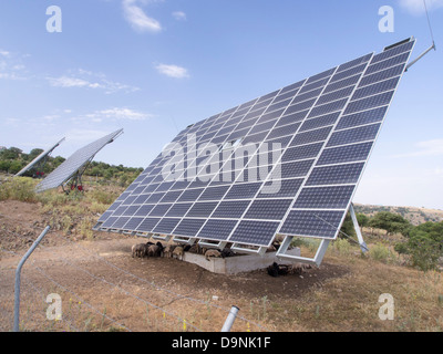 Ein Solarkraftwerk auf Lesbos, Griechenland bestehend aus einer Anzahl von tracking-Photovoltaik-Panels. Stockfoto