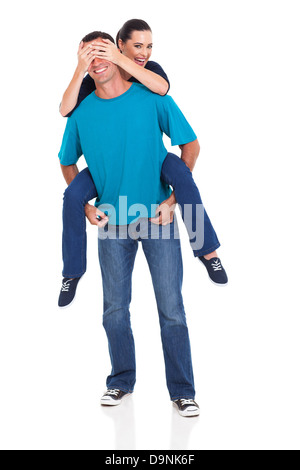 attraktive junge Frau Huckepack auf ihrem Freund isoliert auf weißem Hintergrund Stockfoto