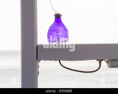 Ein Licht in der Flasche in einer Strand-Bar in Skala Eresou, Lesbos, Griechenland. Stockfoto