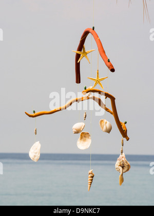 Ein Mobile aus Holz und Meer Muscheln Drift in einer Strand-Bar in Skala Eresou, Lesbos, Griechenland hergestellt. Stockfoto