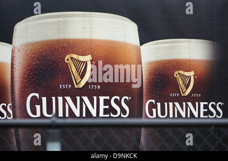 Guinness-Schilder, Werbung auf der Seite des LKW Stockfoto