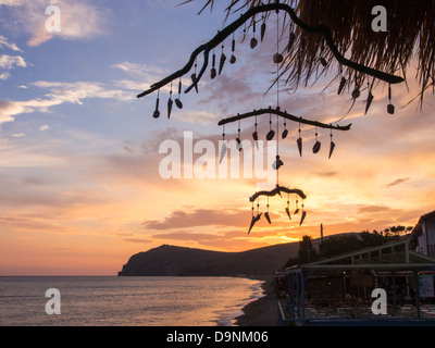 Ein Mobile aus Holz und Meer Muscheln Drift in einer Strand-Bar in Skala Eresou, Lesbos, Griechenland bei Sonnenuntergang gemacht. Stockfoto