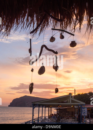 Ein Mobile aus Holz und Meer Muscheln Drift in einer Strand-Bar in Skala Eresou, Lesbos, Griechenland bei Sonnenuntergang gemacht. Stockfoto