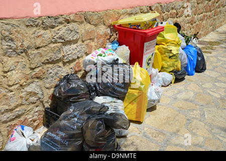 Müll Taschen warten Sammlung, Emporio, Halki (Chalki), Rhodos (Rodos) Region, Dodekanes, Süd Ägäis, Griechenland Stockfoto