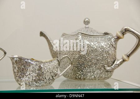 Neu-England, Rhode Island, Bristol. Historische Blithewold Villa c. 1908. Persönliche Gegenstände Sammlung im Inneren des Hauses, Gorham. Stockfoto